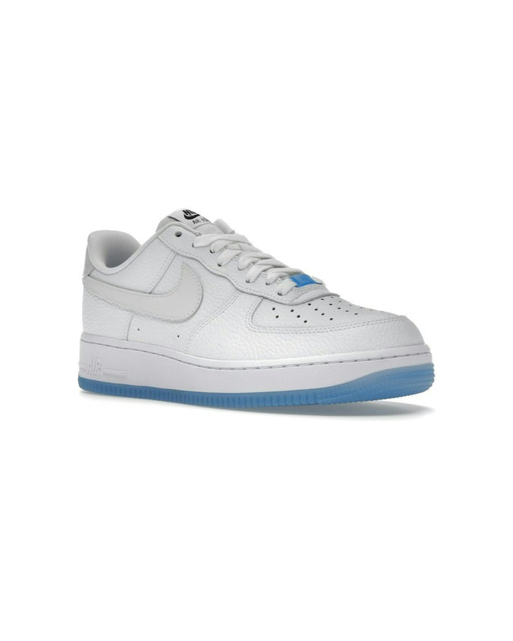 NIKE WOMEN'S AIR FORCE 1 '07 LX UV REACTIVE - סניקרס נייקי אייר פורס 1 משנה צבע בשמש לבן לנשים - תמונה 3