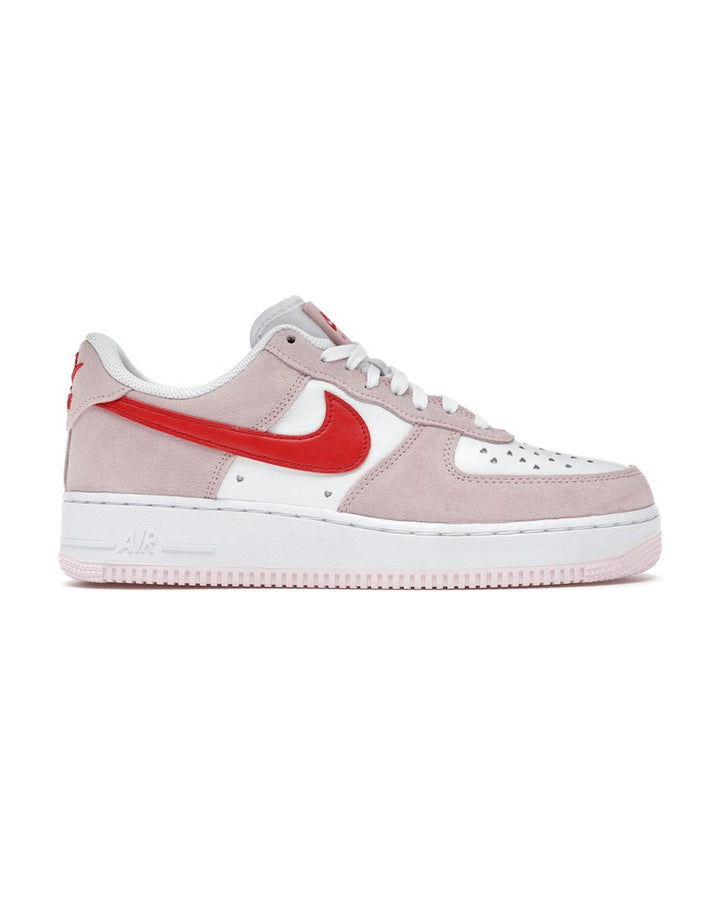 NIKE MEN'S AIR FORCE 1 '07 QS VALENTINE'S DAY LOVE LETTER סניקרס נייקי אייר פורס 1 ולנטיינס דיי ורוד ואדום לגברים