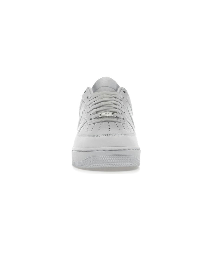 NIKE UNISEX AIR FORCE 1 LOW X NOCTA CERTIFIED LOVER BOY - סניקרס נייקי אייר פורס 1 נוקטה דרייק לבן יוניסקס - תמונה 5