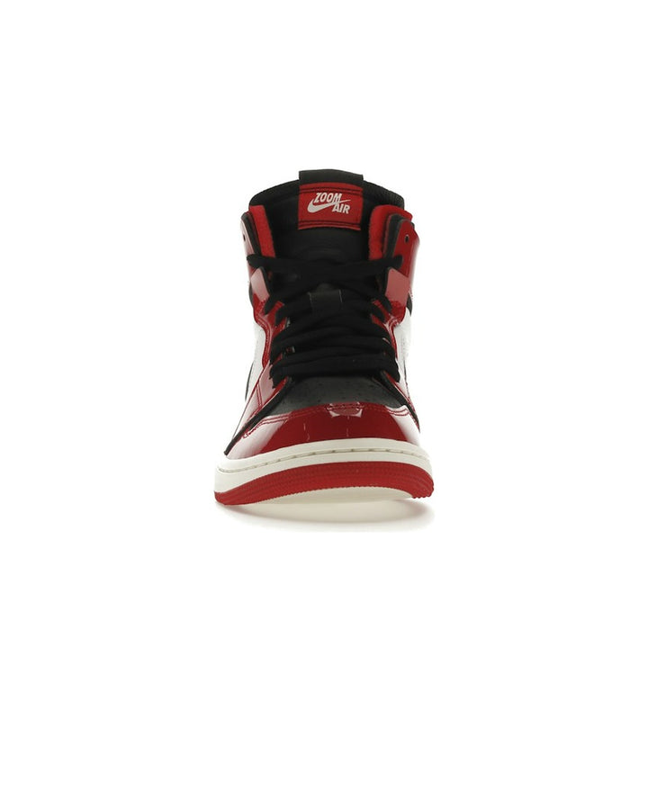 NIKE WOMEN'S AIR JORDAN 1 HIGH ZOOM AIR CMFT PATENT CHICAGO - סניקרס נייקי אייר ג׳ורדן 1 היי זום לקה אדום לבן ושחור לנשים - תמונה 5