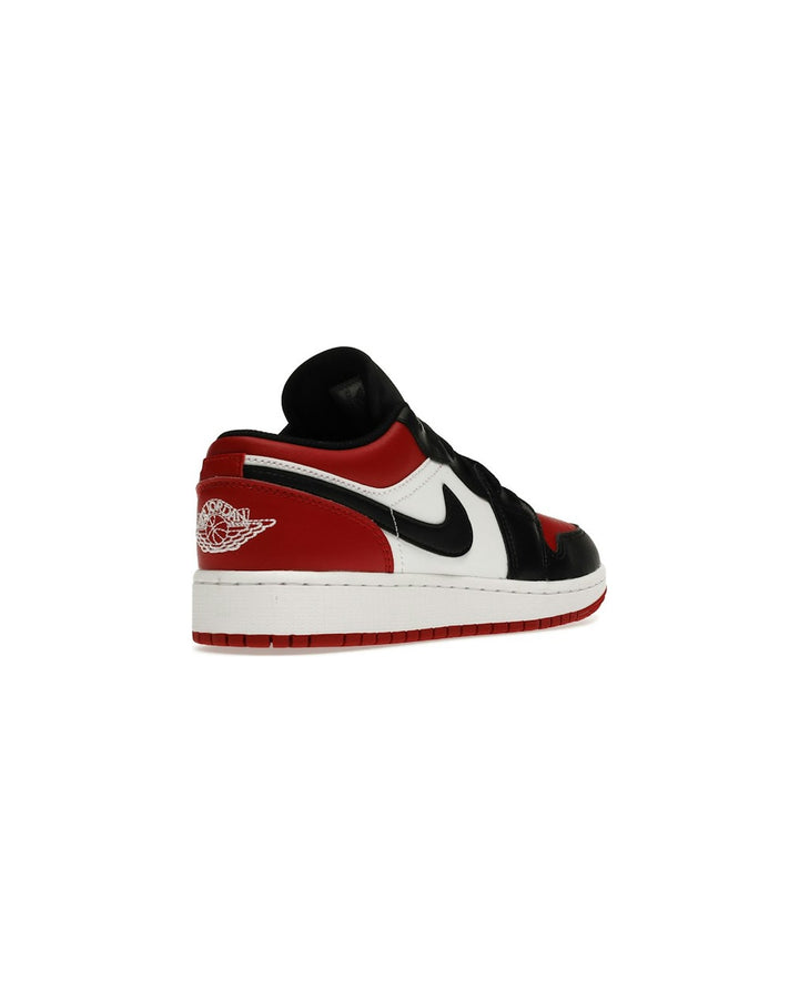 NIKE KIDS' AIR JORDAN 1 LOW GS BRED TOE - סניקרס נוער נייקי אייר ג׳ורדן 1 לואו אדום לבן ושחור - מידות נוער 35.5-40 - תמונה 4