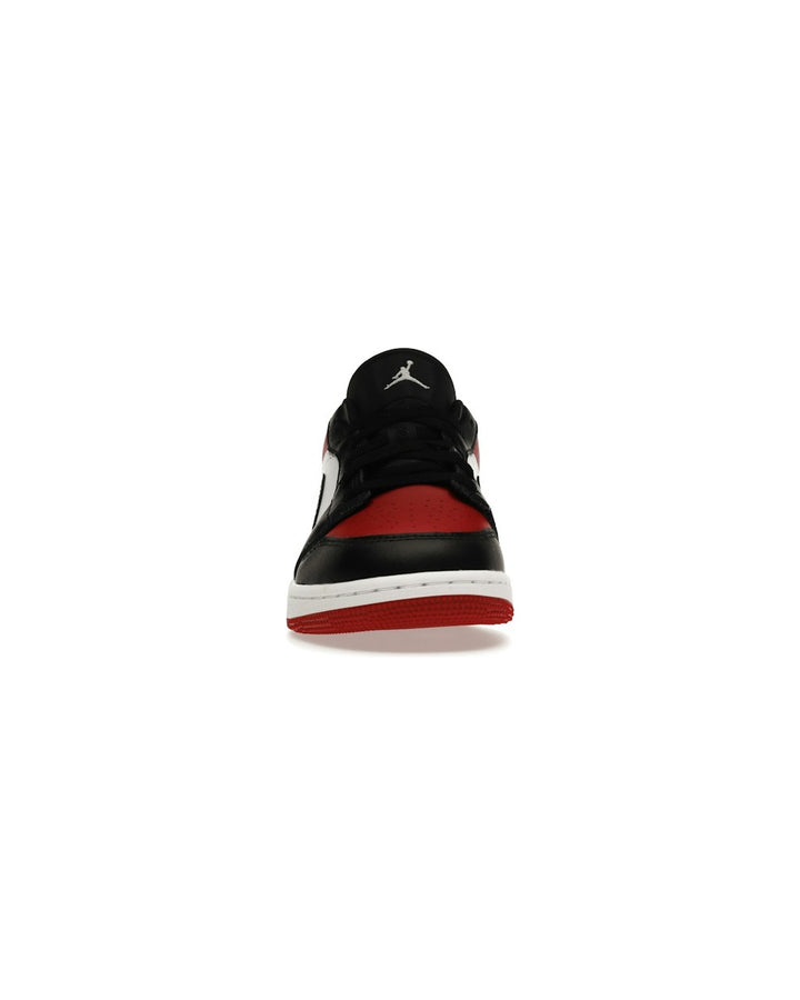 NIKE KIDS' AIR JORDAN 1 LOW GS BRED TOE - סניקרס נוער נייקי אייר ג׳ורדן 1 לואו אדום לבן ושחור - מידות נוער 35.5-40 - תמונה 5