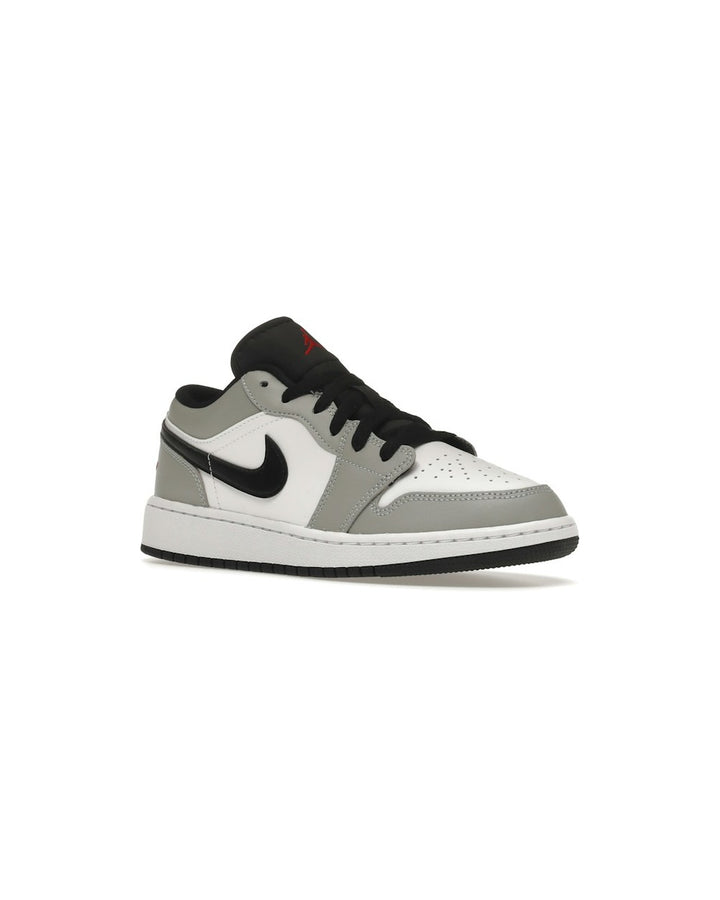 NIKE KIDS' AIR JORDAN 1 LOW GS LIGHT SMOKE GREY GYM RED סניקרס נוער נייקי אייר ג׳ורדן 1 לואו אפור בהיר אדום ולבן - מידות נוער 35.5-40