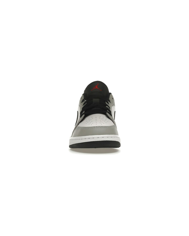 NIKE KIDS' AIR JORDAN 1 LOW GS LIGHT SMOKE GREY GYM RED סניקרס נוער נייקי אייר ג׳ורדן 1 לואו אפור בהיר אדום ולבן - מידות נוער 35.5-40