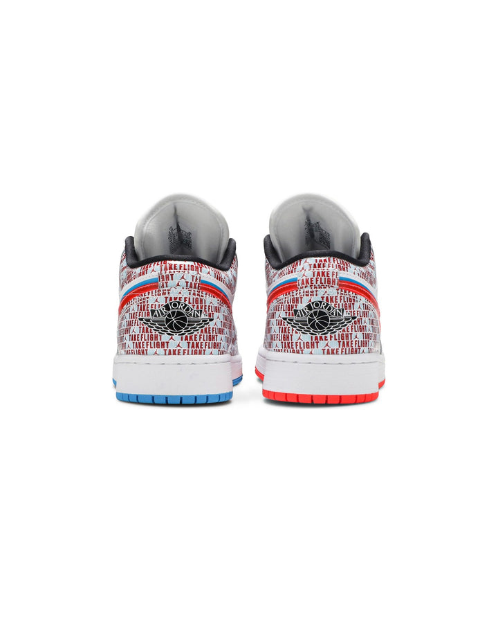 NIKE KIDS' AIR JORDAN 1 LOW SE GS TAKE FLIGHT סניקרס נוער נייקי אייר ג׳ורדן 1 לואו לבן ואדום - מידות נוער 35.5-40