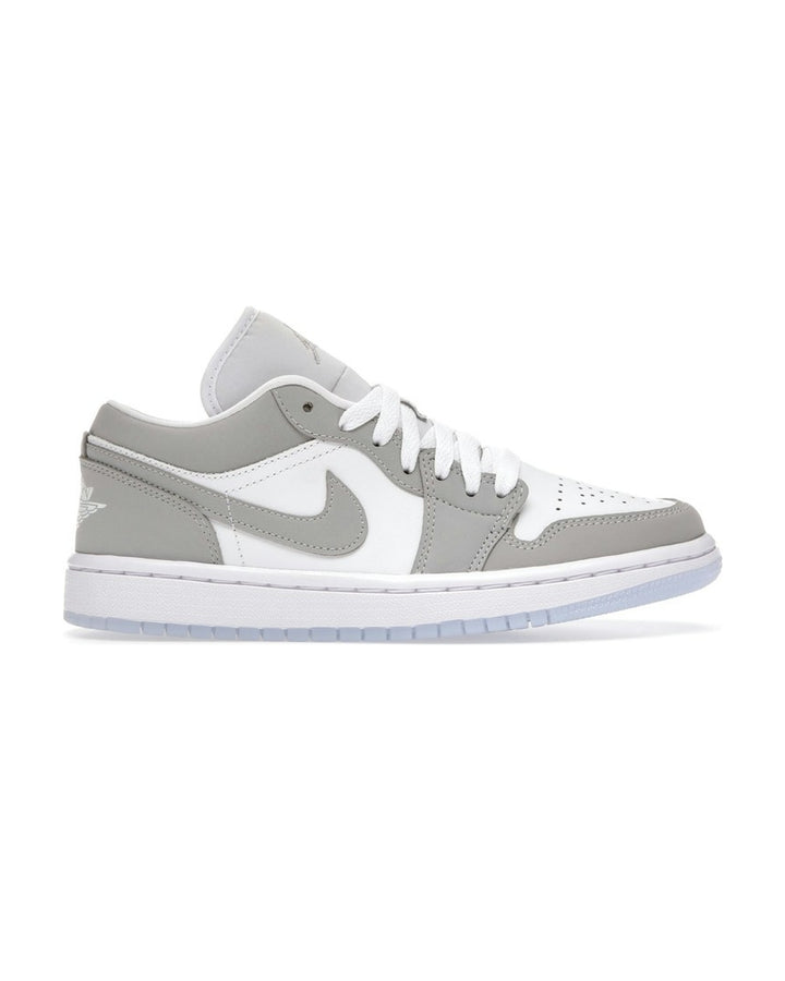 NIKE WOMEN'S AIR JORDAN 1 LOW WOLF GREY ALUMINUM - סניקרס נייקי אייר ג׳ורדן 1 לואו לבן אפור ותכלת לנשים - תמונה 1