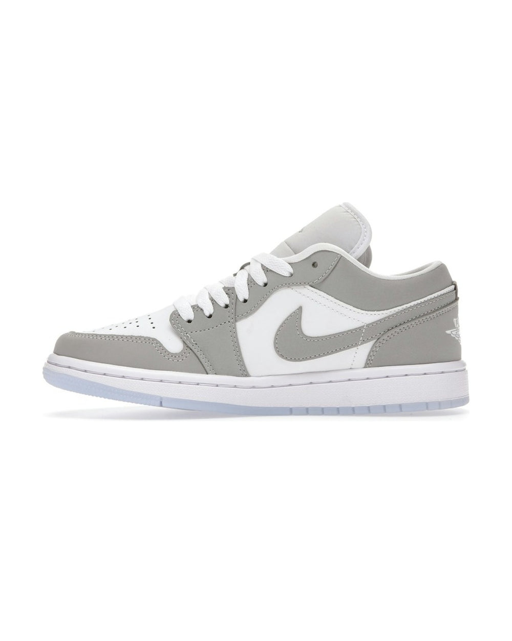 NIKE WOMEN'S AIR JORDAN 1 LOW WOLF GREY ALUMINUM - סניקרס נייקי אייר ג׳ורדן 1 לואו לבן אפור ותכלת לנשים - תמונה 2
