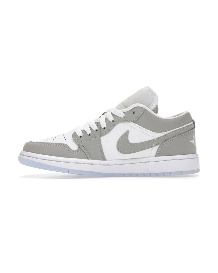 NIKE WOMEN'S AIR JORDAN 1 LOW WOLF GREY ALUMINUM - סניקרס נייקי אייר ג׳ורדן 1 לואו לבן אפור ותכלת לנשים - תמונה 2