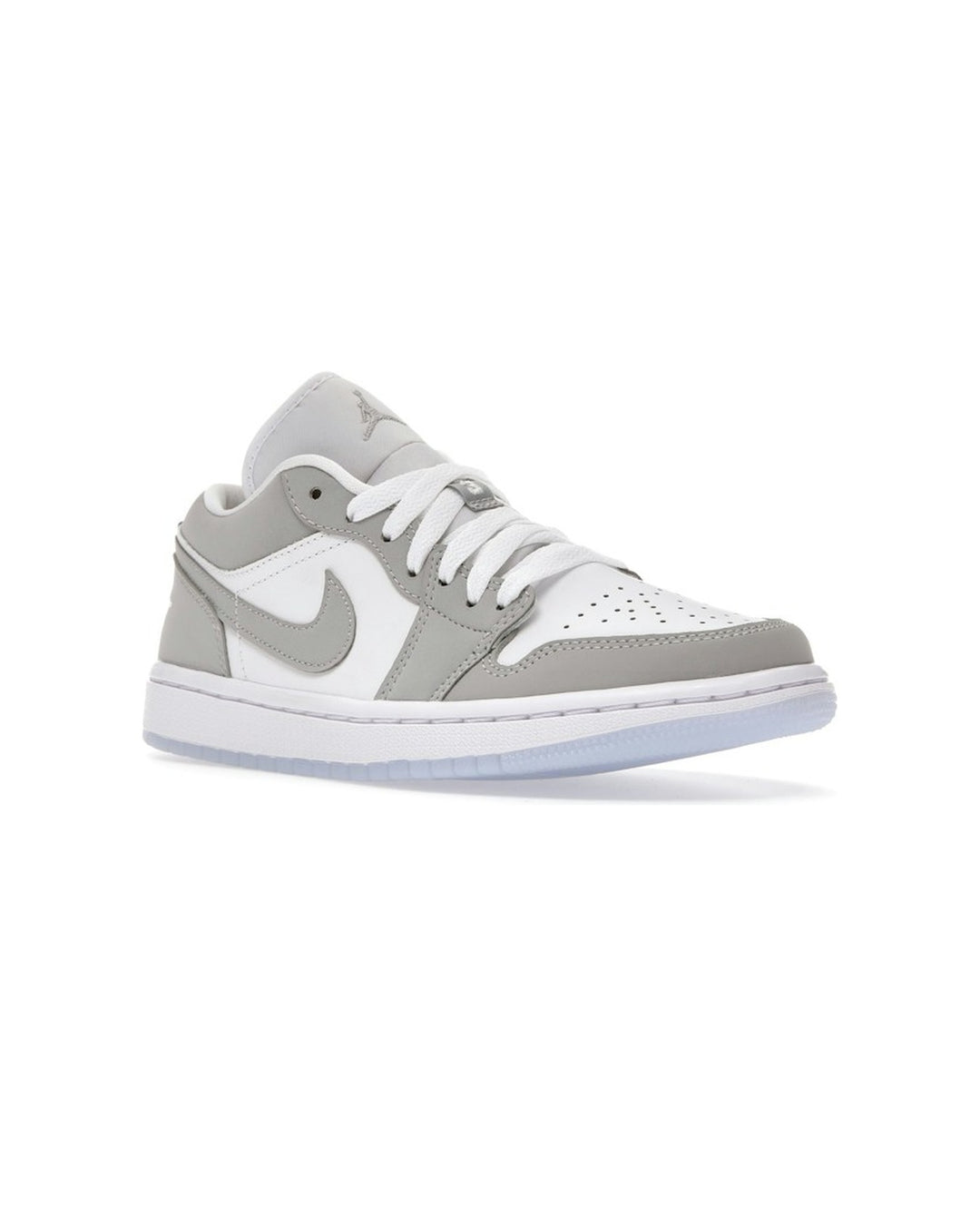 NIKE WOMEN'S AIR JORDAN 1 LOW WOLF GREY ALUMINUM - סניקרס נייקי אייר ג׳ורדן 1 לואו לבן אפור ותכלת לנשים - תמונה 3