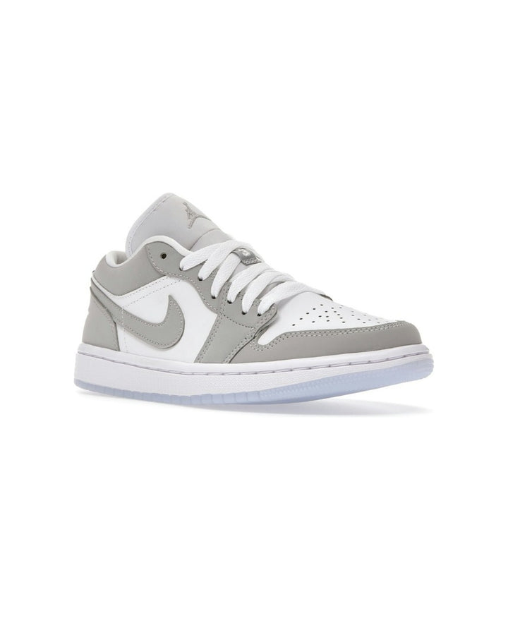 NIKE WOMEN'S AIR JORDAN 1 LOW WOLF GREY ALUMINUM - סניקרס נייקי אייר ג׳ורדן 1 לואו לבן אפור ותכלת לנשים - תמונה 3