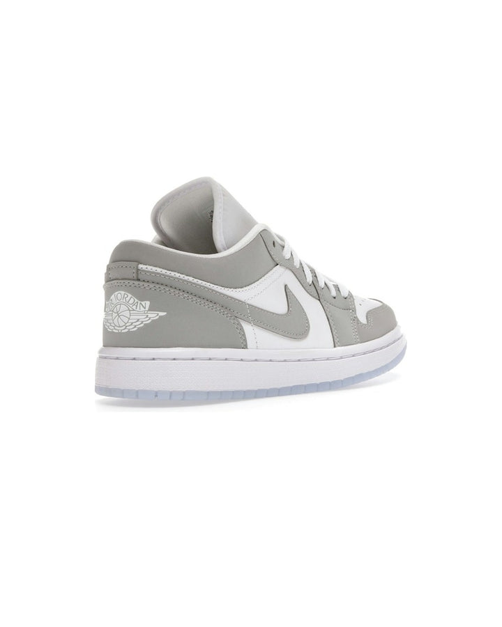 NIKE WOMEN'S AIR JORDAN 1 LOW WOLF GREY ALUMINUM - סניקרס נייקי אייר ג׳ורדן 1 לואו לבן אפור ותכלת לנשים - תמונה 4
