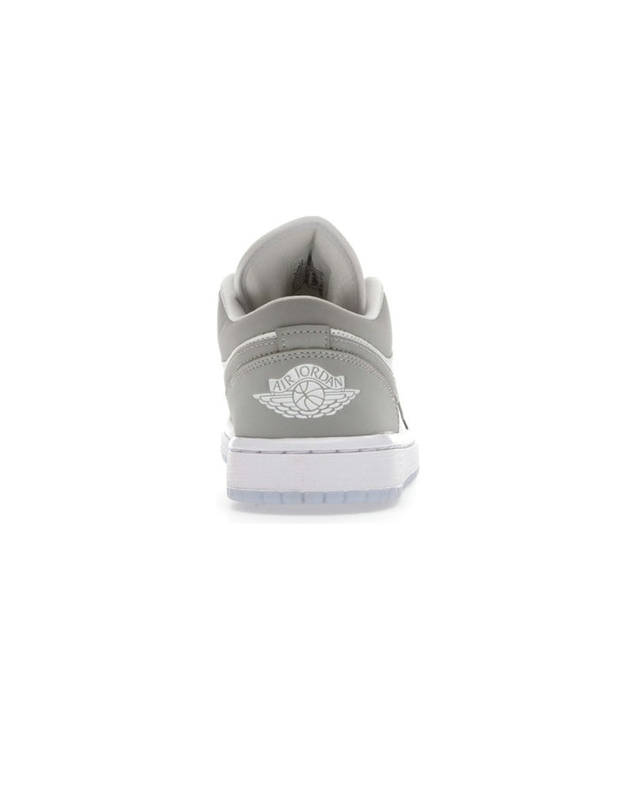 NIKE WOMEN'S AIR JORDAN 1 LOW WOLF GREY ALUMINUM - סניקרס נייקי אייר ג׳ורדן 1 לואו לבן אפור ותכלת לנשים - תמונה 6