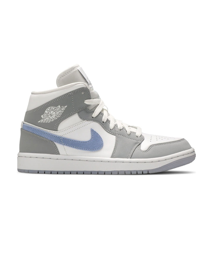 NIKE WOMEN'S AIR JORDAN 1 MID WHITE WOLF GREY ALUMINUM סניקרס נייקי אייר ג׳ורדן 1 מיד לבן אפור ותכלת לנשים
