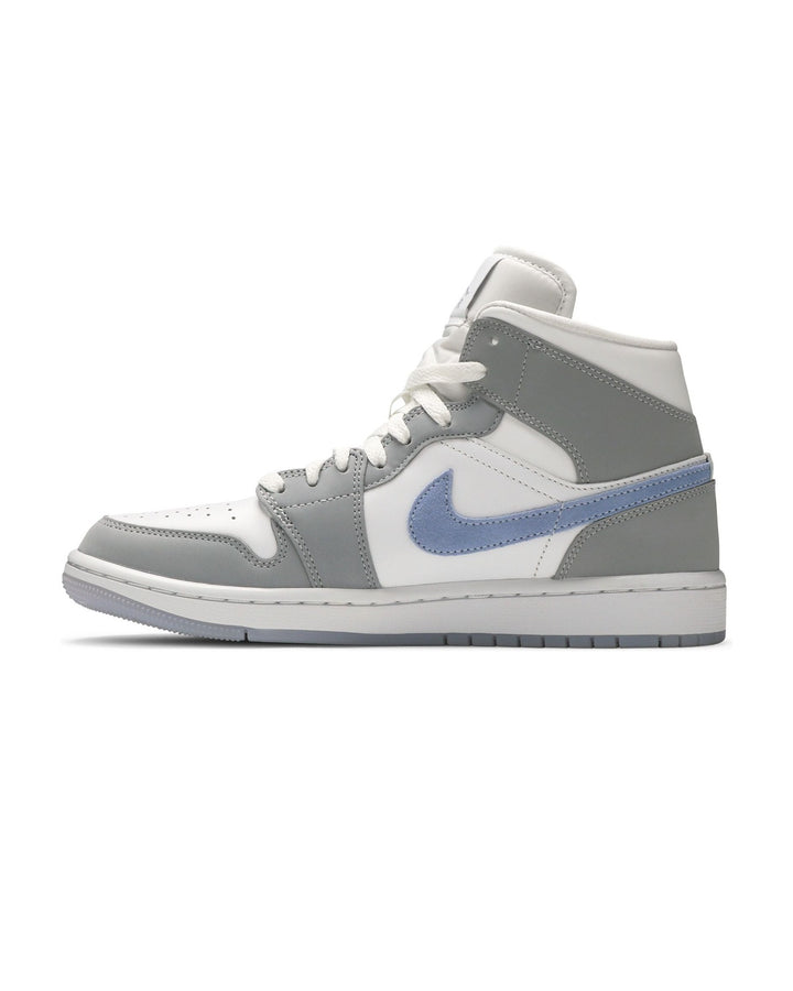 NIKE WOMEN'S AIR JORDAN 1 MID WHITE WOLF GREY ALUMINUM סניקרס נייקי אייר ג׳ורדן 1 מיד לבן אפור ותכלת לנשים