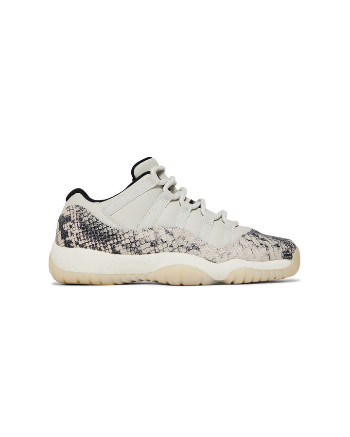 NIKE KIDS' AIR JORDAN 11 RETRO LOW GS LIGHT BONE SNAKESKIN סניקרס נוער נייקי אייר ג׳ורדן 11 רטרו לואו שמנת ואדום - מידות נוער 35.5-40