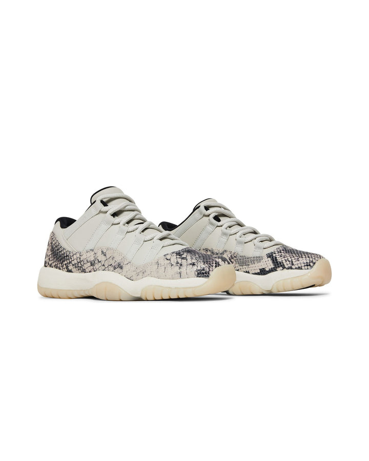 NIKE KIDS' AIR JORDAN 11 RETRO LOW GS LIGHT BONE SNAKESKIN סניקרס נוער נייקי אייר ג׳ורדן 11 רטרו לואו שמנת ואדום - מידות נוער 35.5-40