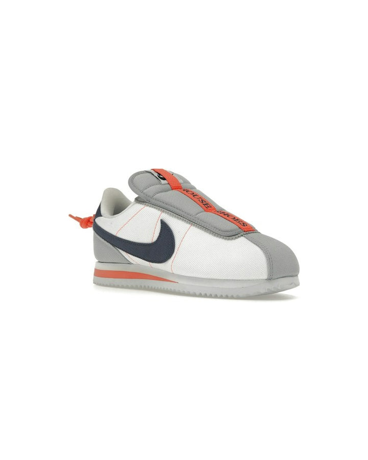 NIKE MEN'S CORTEZ KENNY IV X KENDRICK LAMAR WHITE - סניקרס נייקי קורטז קני 4 קנדריק לאמאר לבן לגברים - תמונה 3