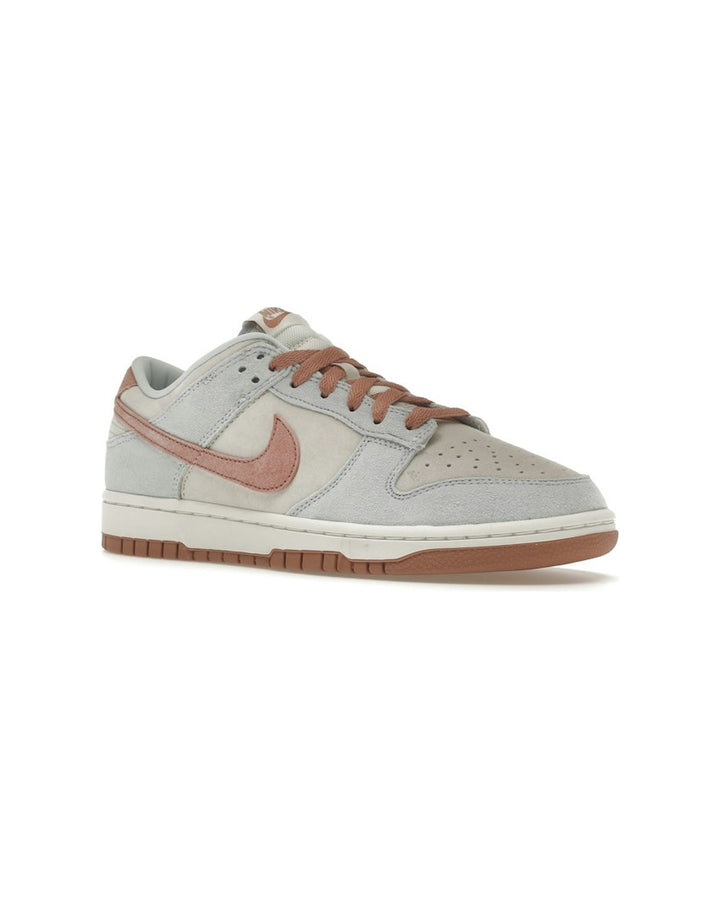 NIKE MEN'S DUNK LOW RETRO PREMIUM FOSSIL ROSE - סניקרס נייקי דאנק לואו פרימיום ורוד בהיר ושמנת לגברים - תמונה 3