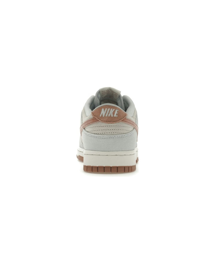 NIKE MEN'S DUNK LOW RETRO PREMIUM FOSSIL ROSE - סניקרס נייקי דאנק לואו פרימיום ורוד בהיר ושמנת לגברים - תמונה 6