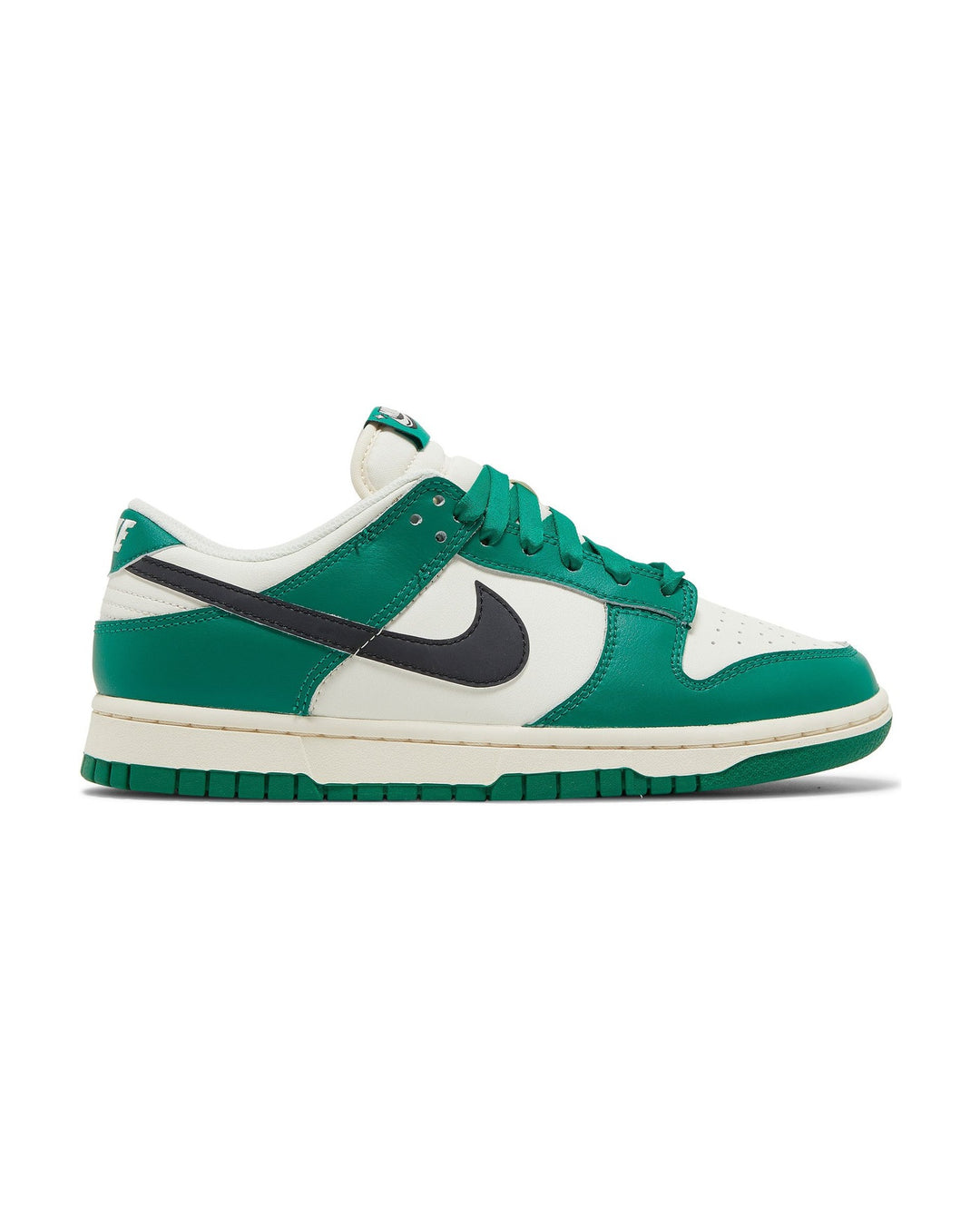 NIKE MEN'S DUNK LOW SE LOTTERY PACK MALACHITE סניקרס נייקי דאנק לואו לוטרי פאק שמנת שחור וירוק לגברים
