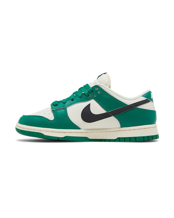 NIKE MEN'S DUNK LOW SE LOTTERY PACK MALACHITE סניקרס נייקי דאנק לואו לוטרי פאק שמנת שחור וירוק לגברים
