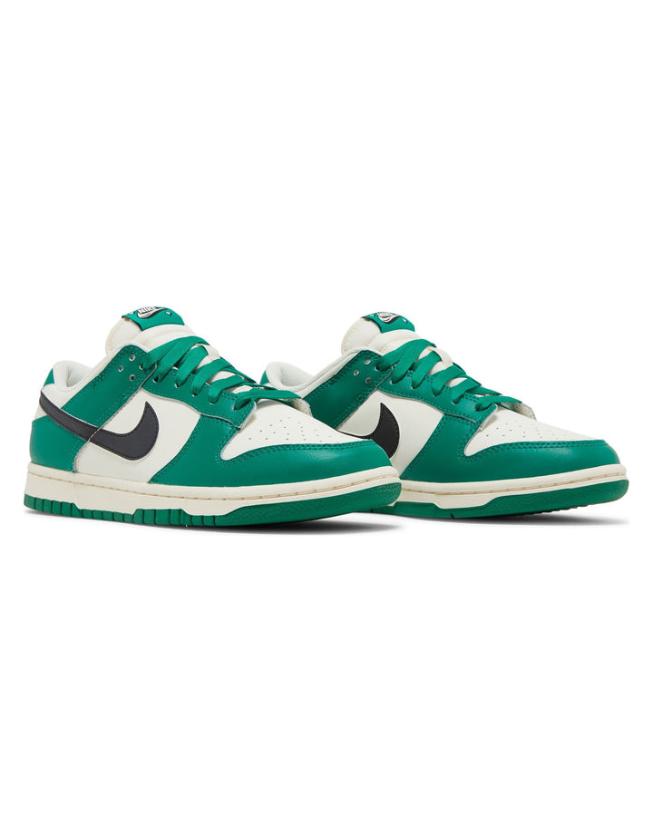 NIKE MEN'S DUNK LOW SE LOTTERY PACK MALACHITE סניקרס נייקי דאנק לואו לוטרי פאק שמנת שחור וירוק לגברים