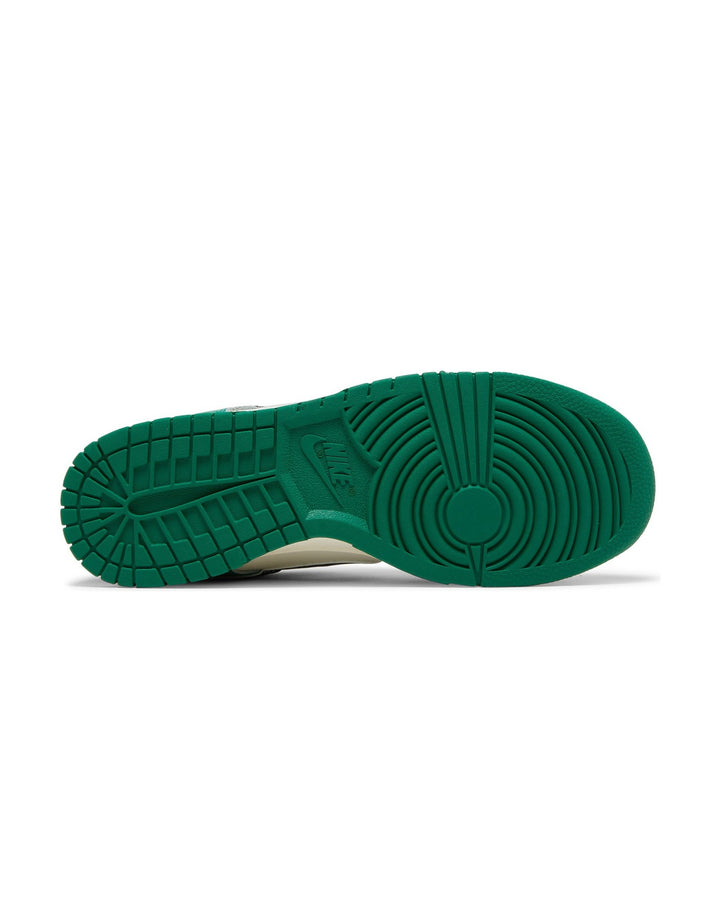 NIKE MEN'S DUNK LOW SE LOTTERY PACK MALACHITE סניקרס נייקי דאנק לואו לוטרי פאק שמנת שחור וירוק לגברים