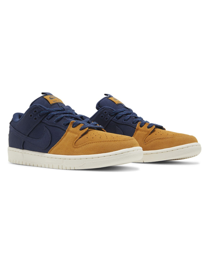 NIKE UNISEX SB DUNK LOW PRO PRM MIDNIGHT NAVY DESERT OCHRE סניקרס נייקי SB דאנק לואו כחול כהה וחרדל יוניסקס