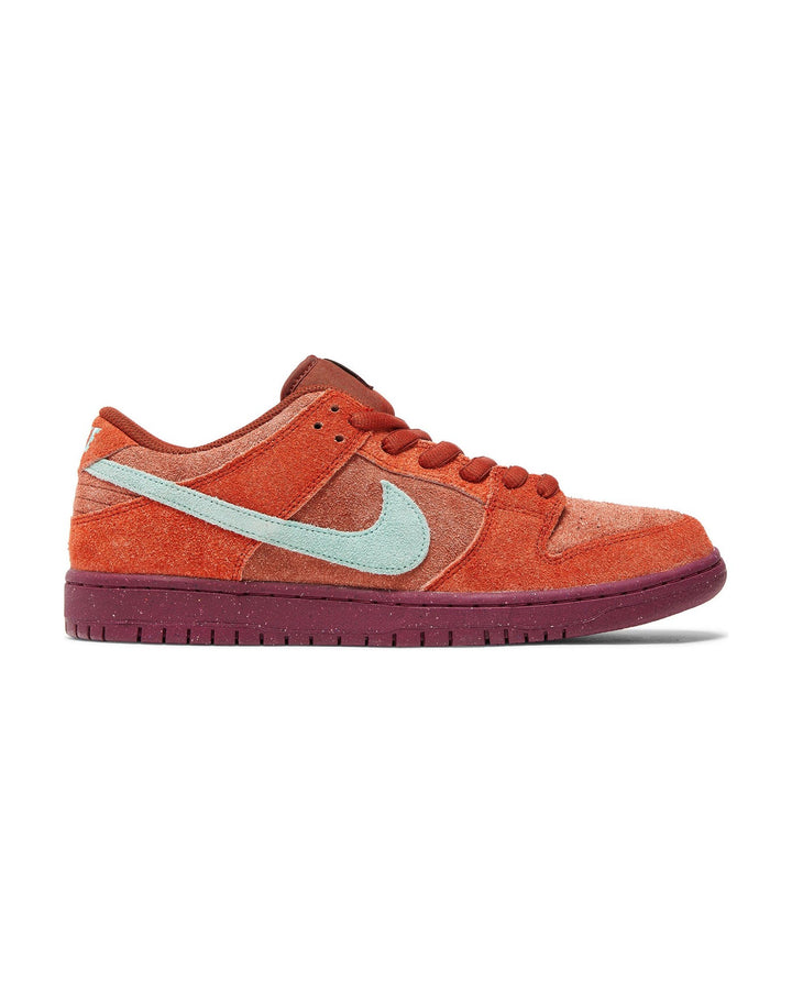 NIKE UNISEX SB DUNK LOW PRO PRM MYSTIC RED סניקרס נייקי SB דאנק לואו אדום וירוק יוניסקס
