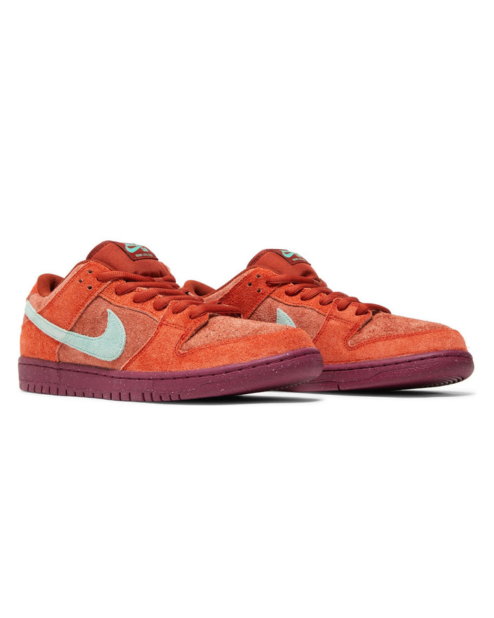 NIKE UNISEX SB DUNK LOW PRO PRM MYSTIC RED סניקרס נייקי SB דאנק לואו אדום וירוק יוניסקס