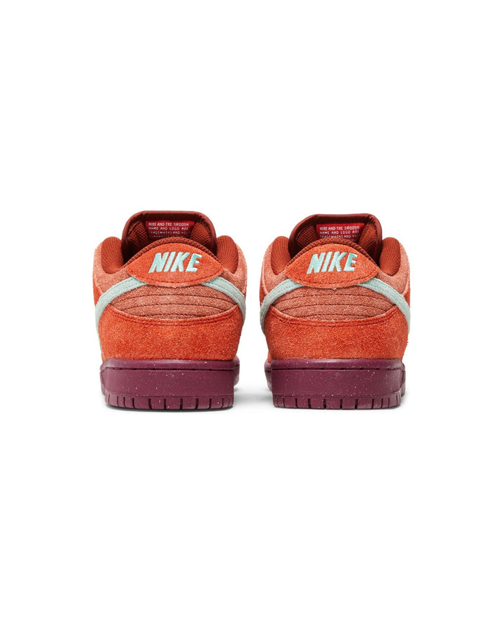 NIKE UNISEX SB DUNK LOW PRO PRM MYSTIC RED סניקרס נייקי SB דאנק לואו אדום וירוק יוניסקס