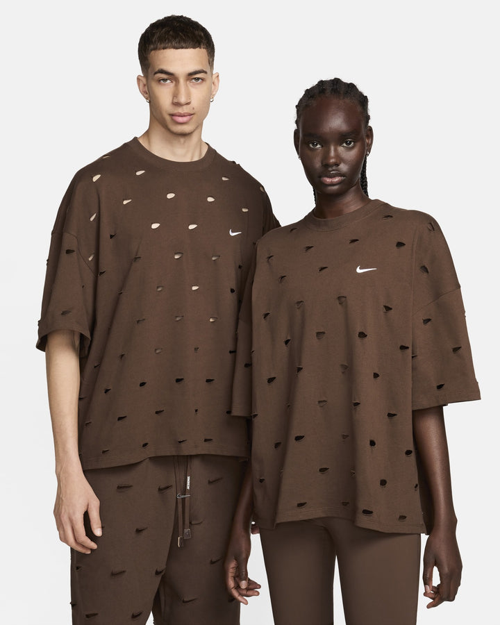 NIKE MEN'S SWOOSH T-SHIRT X JACQUEMUS CACAO WOW - טי שירט נייקי ז׳קמוס חום לגברים - תמונה 5