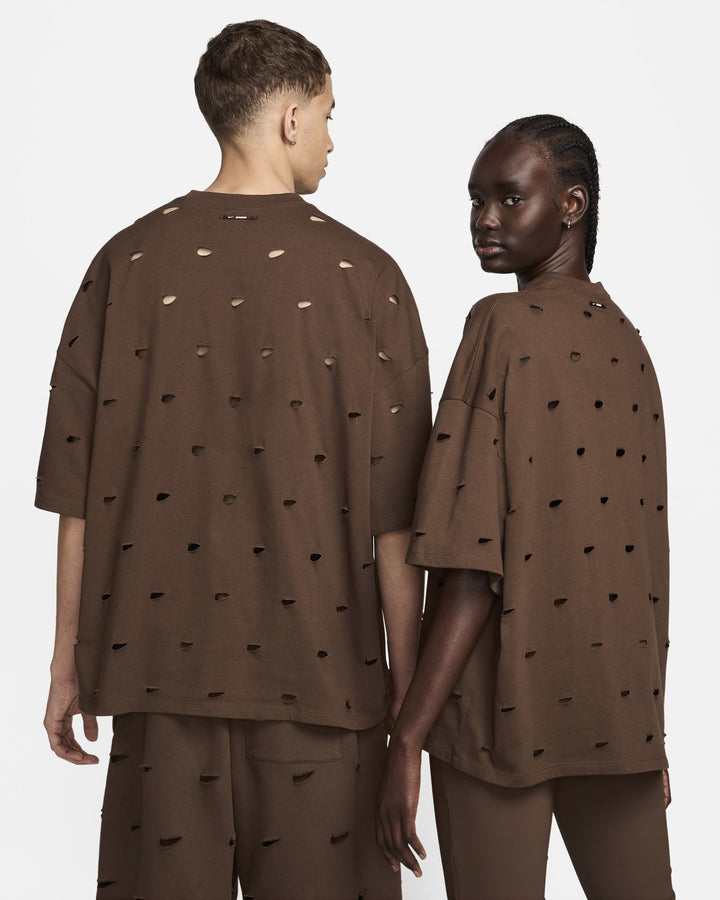 NIKE MEN'S SWOOSH T-SHIRT X JACQUEMUS CACAO WOW - טי שירט נייקי ז׳קמוס חום לגברים - תמונה 6