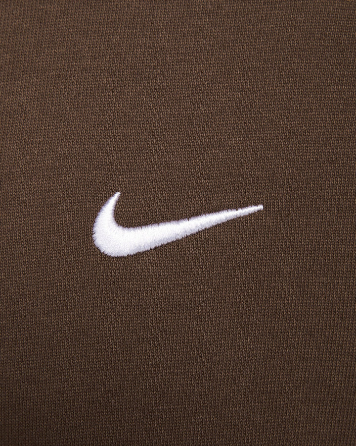 NIKE MEN'S SWOOSH T-SHIRT X JACQUEMUS CACAO WOW - טי שירט נייקי ז׳קמוס חום לגברים - תמונה 3