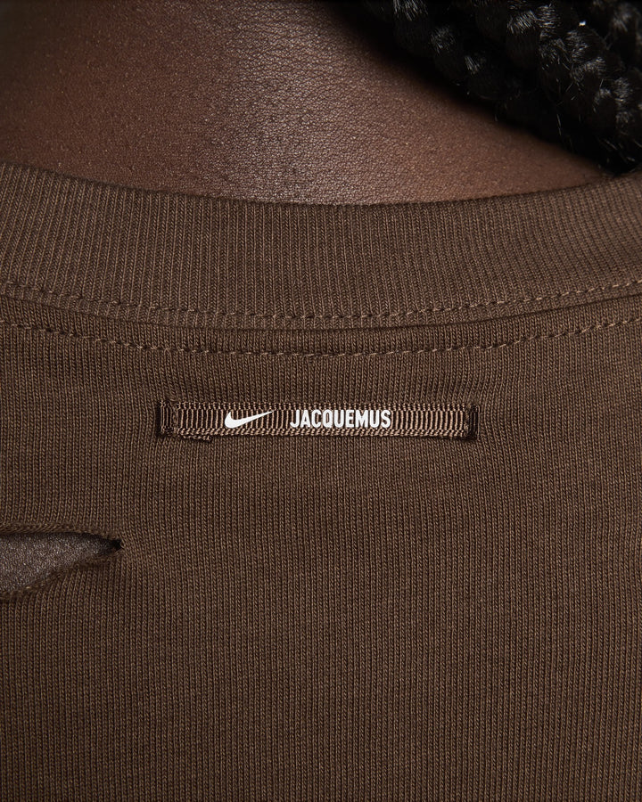 NIKE MEN'S SWOOSH T-SHIRT X JACQUEMUS CACAO WOW - טי שירט נייקי ז׳קמוס חום לגברים - תמונה 4