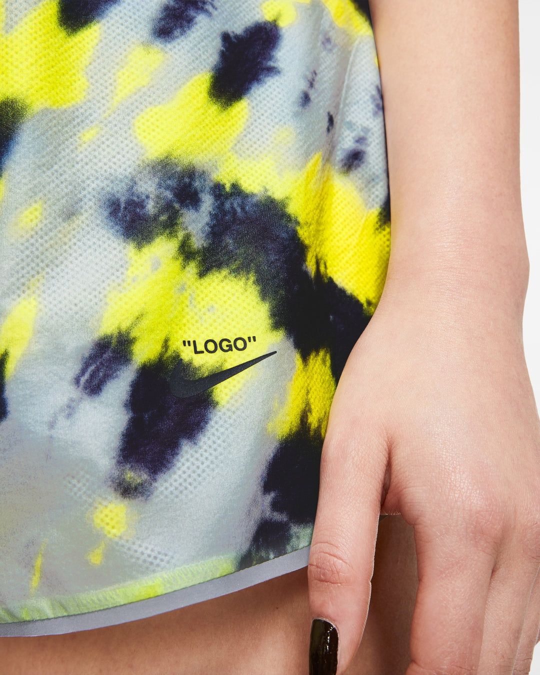 NIKE WOMEN'S TIE-DYE SHORTS X OFF-WHITE ATHLETE IN PROGRESS VOLT - מכנס קצר נייקי אוף-וויט טאי-דאי צהוב שחור לנשים - תמונה 4
