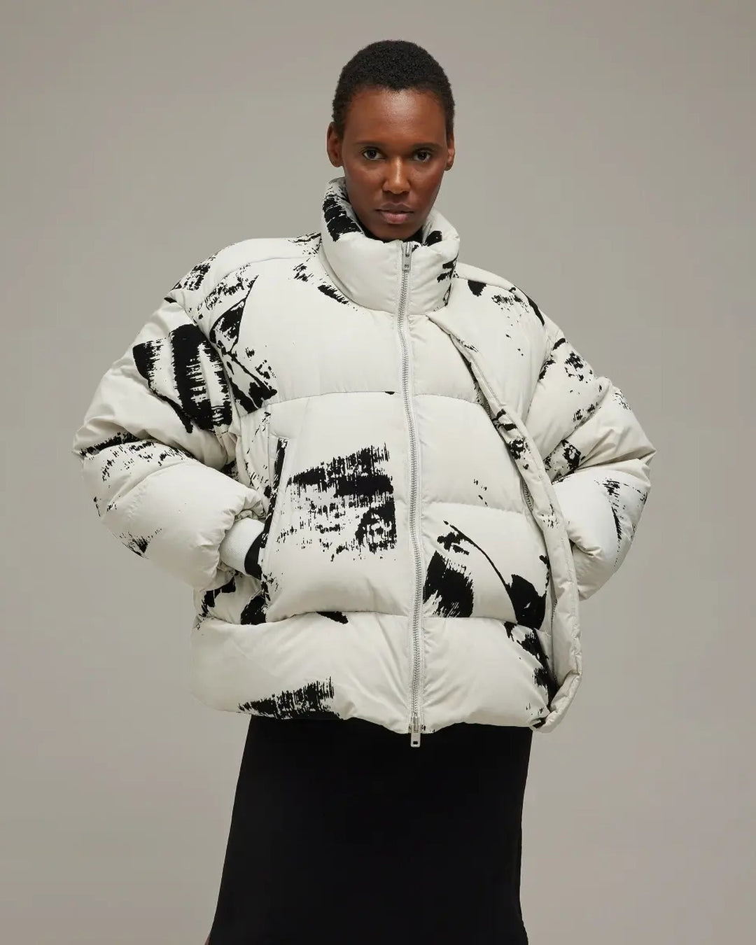 Y-3 WOMEN'S GRAPHIC FLOCK PUFFER JACKET ORBIT GREY BLACK - מעיל פוך Y-3 לבן-אפרפר עם הדפס שחור לנשים - תמונה 3