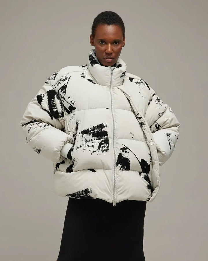 Y-3 WOMEN'S GRAPHIC FLOCK PUFFER JACKET ORBIT GREY BLACK - מעיל פוך Y-3 לבן-אפרפר עם הדפס שחור לנשים - תמונה 3