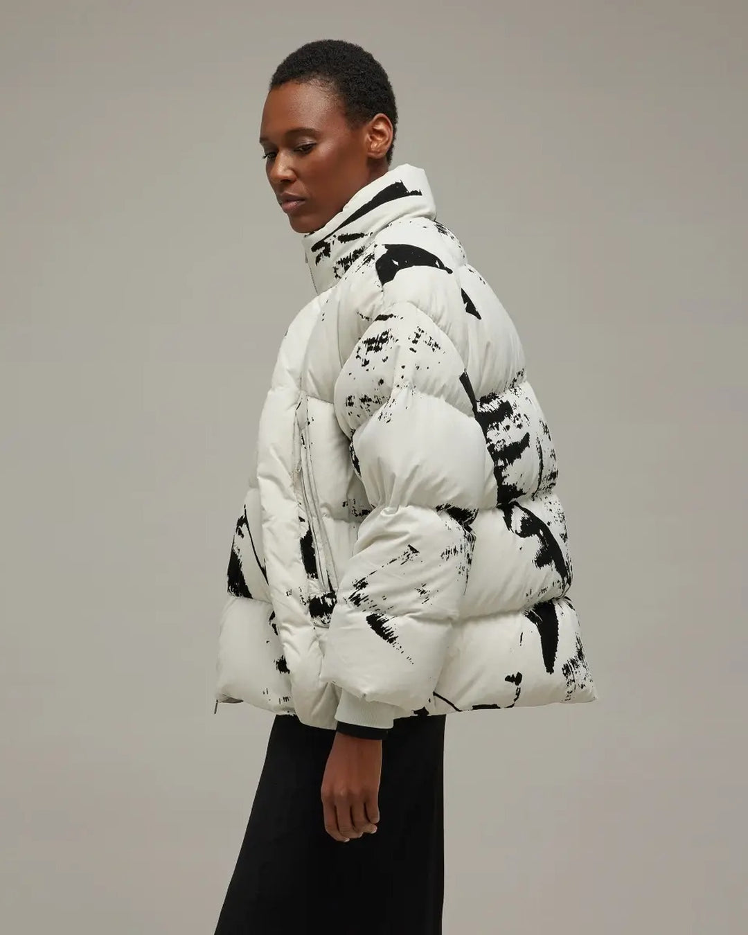 Y-3 WOMEN'S GRAPHIC FLOCK PUFFER JACKET ORBIT GREY BLACK - מעיל פוך Y-3 לבן-אפרפר עם הדפס שחור לנשים - תמונה 4