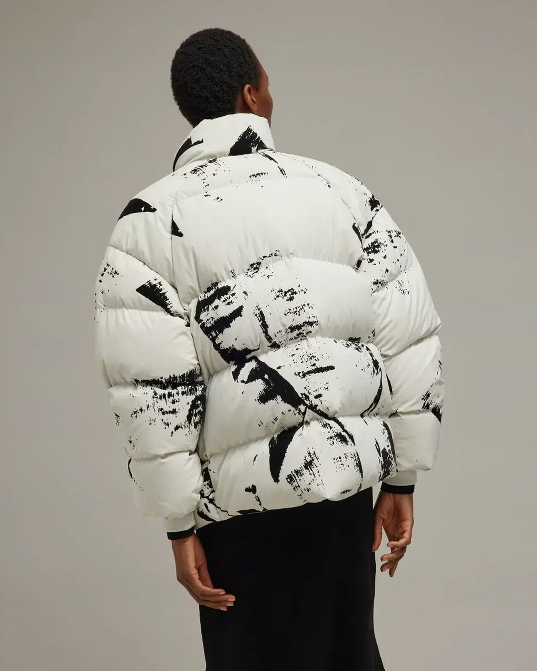 Y-3 WOMEN'S GRAPHIC FLOCK PUFFER JACKET ORBIT GREY BLACK - מעיל פוך Y-3 לבן-אפרפר עם הדפס שחור לנשים - תמונה 5