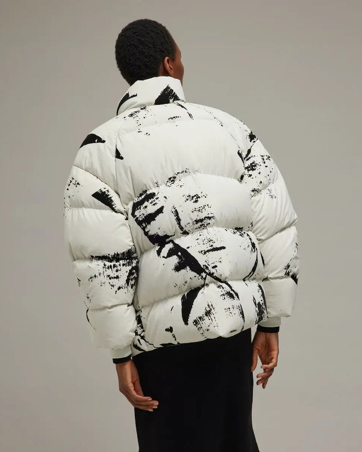 Y-3 WOMEN'S GRAPHIC FLOCK PUFFER JACKET ORBIT GREY BLACK - מעיל פוך Y-3 לבן-אפרפר עם הדפס שחור לנשים - תמונה 5