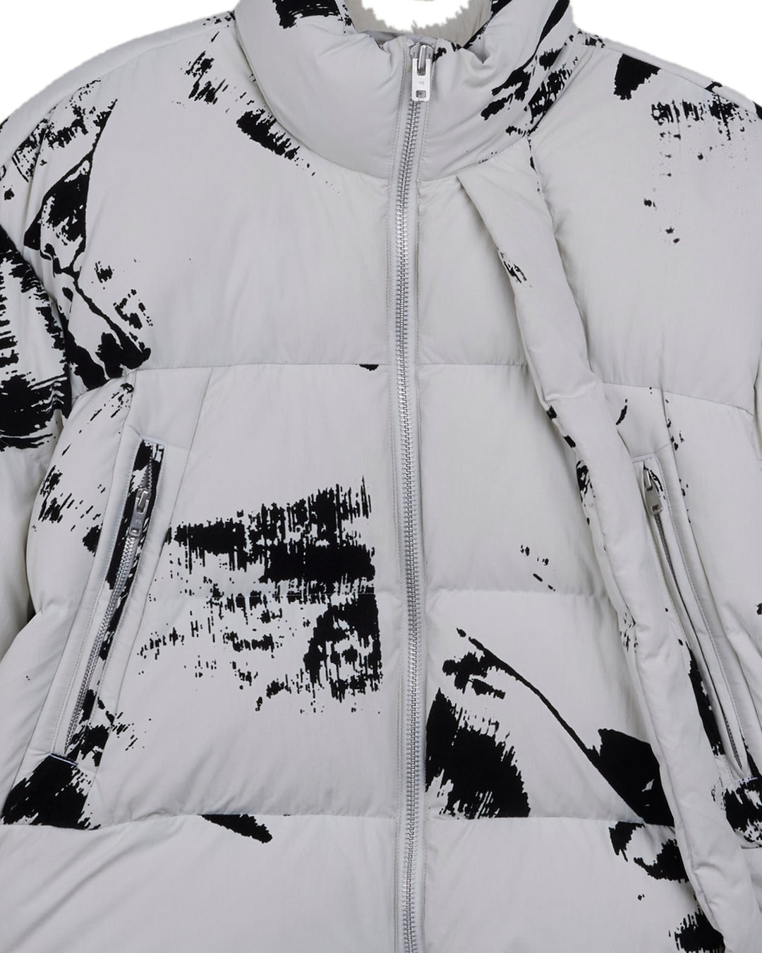 Y-3 WOMEN'S GRAPHIC FLOCK PUFFER JACKET ORBIT GREY BLACK - מעיל פוך Y-3 לבן-אפרפר עם הדפס שחור לנשים - תמונה 2