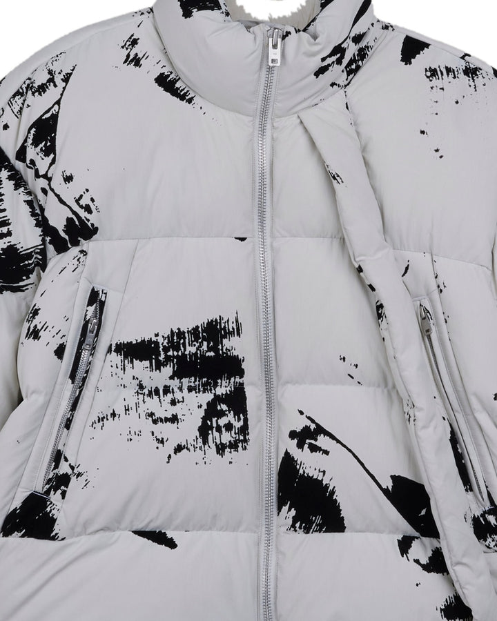 Y-3 WOMEN'S GRAPHIC FLOCK PUFFER JACKET ORBIT GREY BLACK - מעיל פוך Y-3 לבן-אפרפר עם הדפס שחור לנשים - תמונה 2