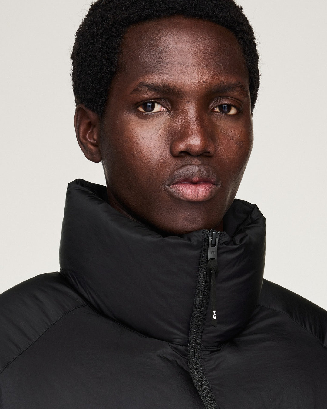 Y-3 MEN'S PUFFER JACKET BLACK - מעיל פוך Y-3 צווארון גבוה שחור לגברים - תמונה 3